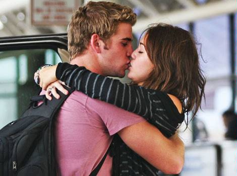 Liam Hemsworth and Miley Cyrus Engaged to marry! June 7, <script type=