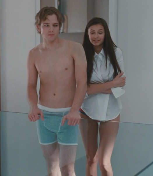 Max Thieriot in boxer
